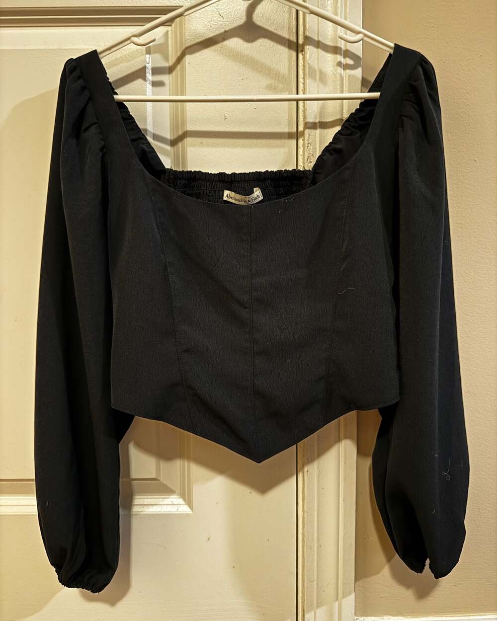Abercrombie & Fitch Black long sleeve crop top with puffy sleeves, size medium